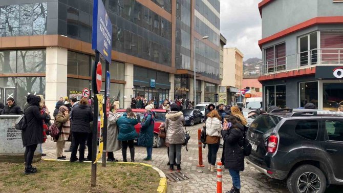 Zonguldak’ta Vatandaşlar Deprem Paniğiyle Sokağa Koştu