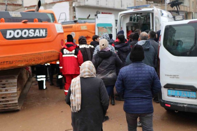 16 Yaşındaki Kız 29 Saat Sonra Enkazdan Sağ Çıkarıldı