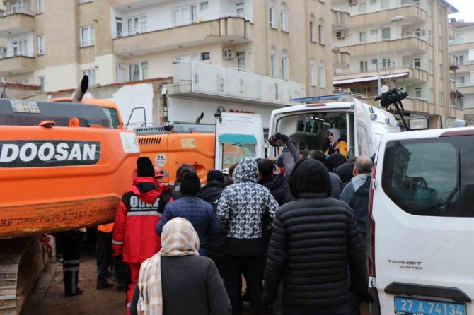 16 Yaşındaki Kız 29 Saat Sonra Enkazdan Sağ Çıkarıldı