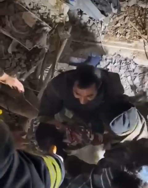 Enkaz Altından Kurtarılan 3 Yaşındaki Miran’a Hayat Öpücüğü