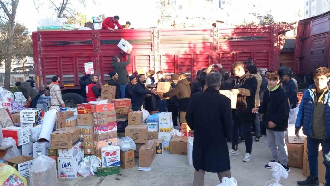 Kozan’dan 5 Tır Dolusu İhtiyaç Malzemesi Yola Çıktı