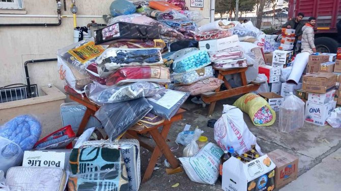 Kozan’dan 5 Tır Dolusu İhtiyaç Malzemesi Yola Çıktı