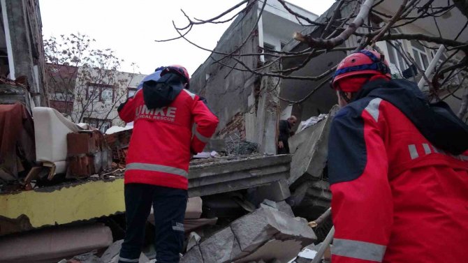 Enkazda Arama Çalışmaları Devam Ediyor