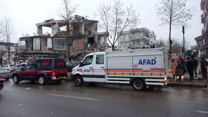 Enkazda Arama Çalışmaları Devam Ediyor
