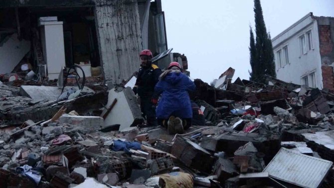 Enkazda Arama Çalışmaları Devam Ediyor