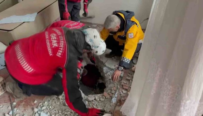 Enkaz Altından Saatler Sonra İnanılmaz Kurtuluş