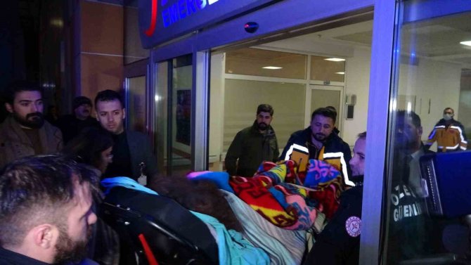 Adıyaman’da Enkazdan Çıkarılan Anne Ve Bebeği Tedavi İçin Van’a Getirildi