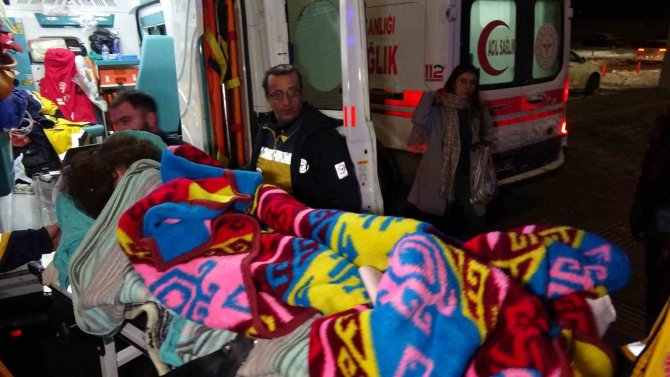 Adıyaman’da Enkazdan Çıkarılan Anne Ve Bebeği Tedavi İçin Van’a Getirildi