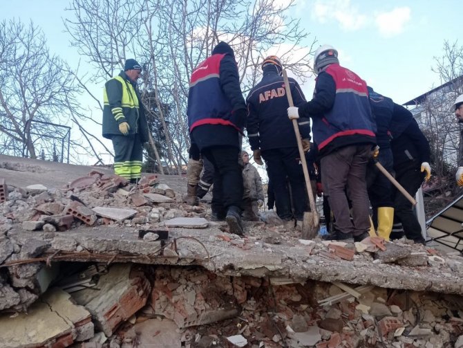 Öğretmenler Gaziantep’teki Arama Kurtarma Çalışmalarına Destek Veriyor