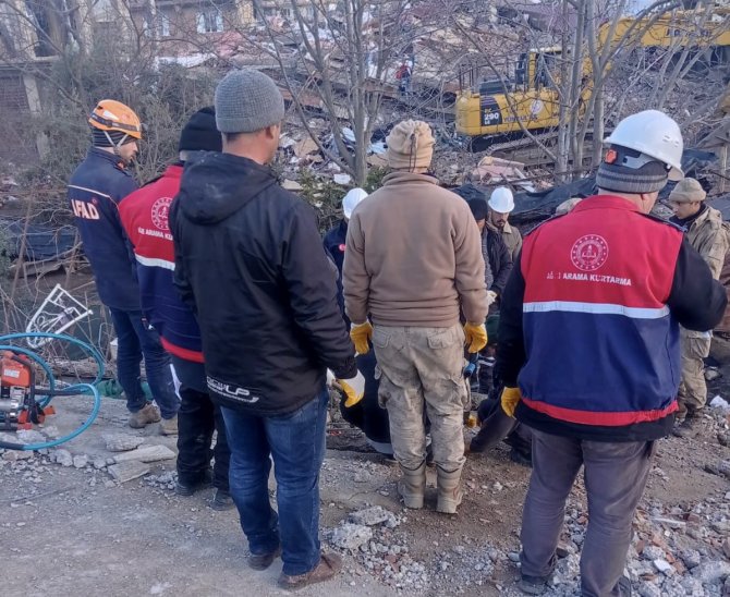 Öğretmenler Gaziantep’teki Arama Kurtarma Çalışmalarına Destek Veriyor