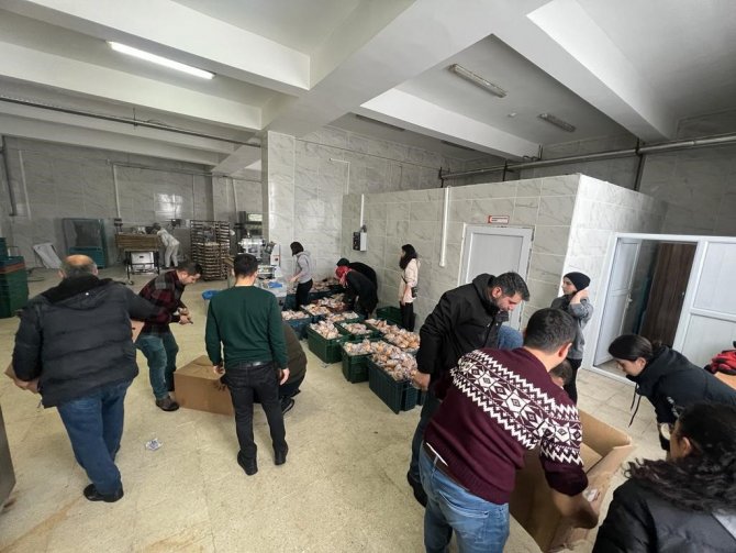 Öğretmenler Gaziantep’teki Arama Kurtarma Çalışmalarına Destek Veriyor