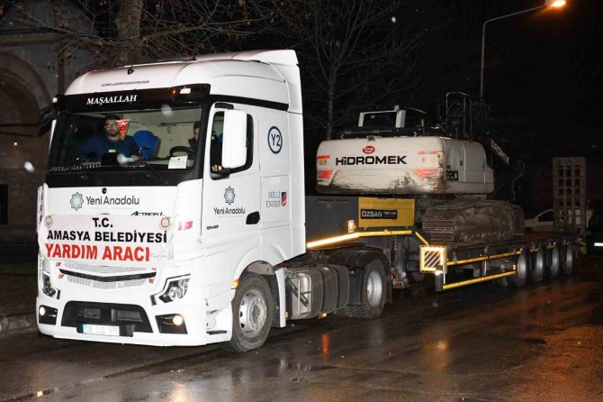 Amasya’dan Deprem Bölgesine Yardım Tırları Ve İş Makineleri Gönderildi