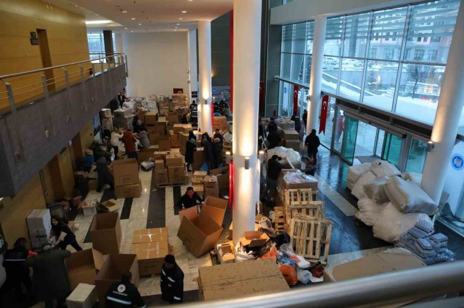 Akyurt’tan Afet Bölgelerine İş Makinesi Ve Yardım Malzemesi Desteği