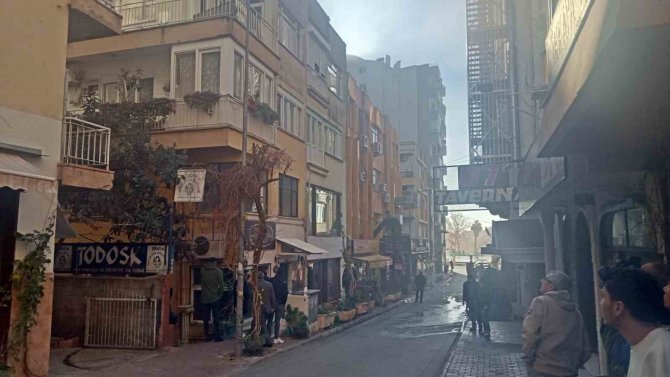 Antalya’da Sokağı Dumana Boğan Yangın