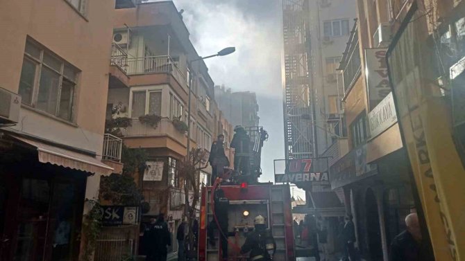 Antalya’da Sokağı Dumana Boğan Yangın