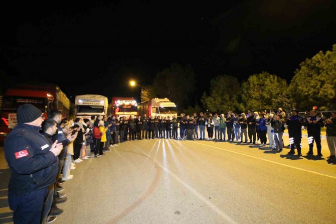 Kaş’tan 9 Yardım Tırı Dualarla Deprem Bölgesine Uğurlandı