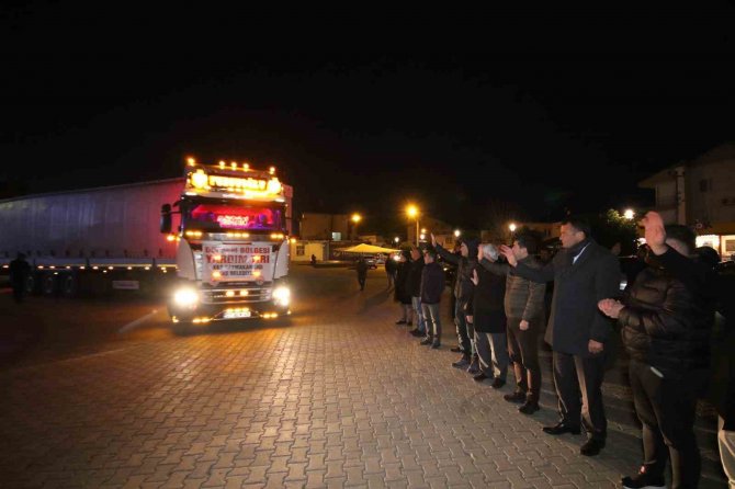 Kaş’tan 9 Yardım Tırı Dualarla Deprem Bölgesine Uğurlandı