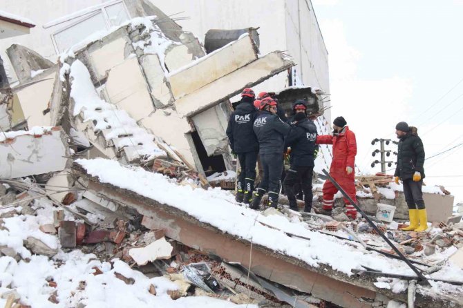 Nermin Teyze 31 Saat Sonra Enkaz Altından Sağ Olarak Çıkarıldı