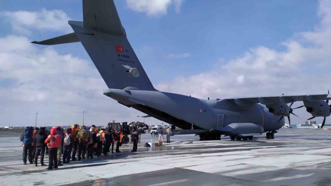 Askeri Uçakla İ̇stanbul’dan Deprem Bölgesine Yardım Ekipleri Gidiyor