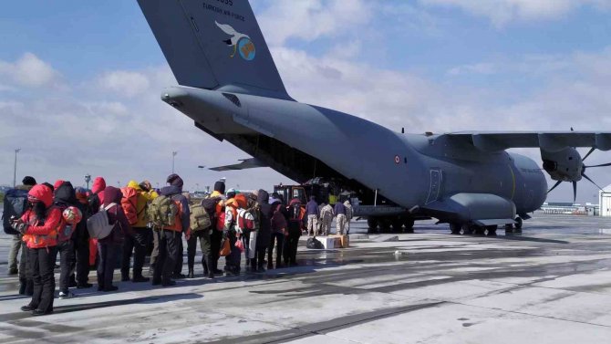 Askeri Uçakla İ̇stanbul’dan Deprem Bölgesine Yardım Ekipleri Gidiyor