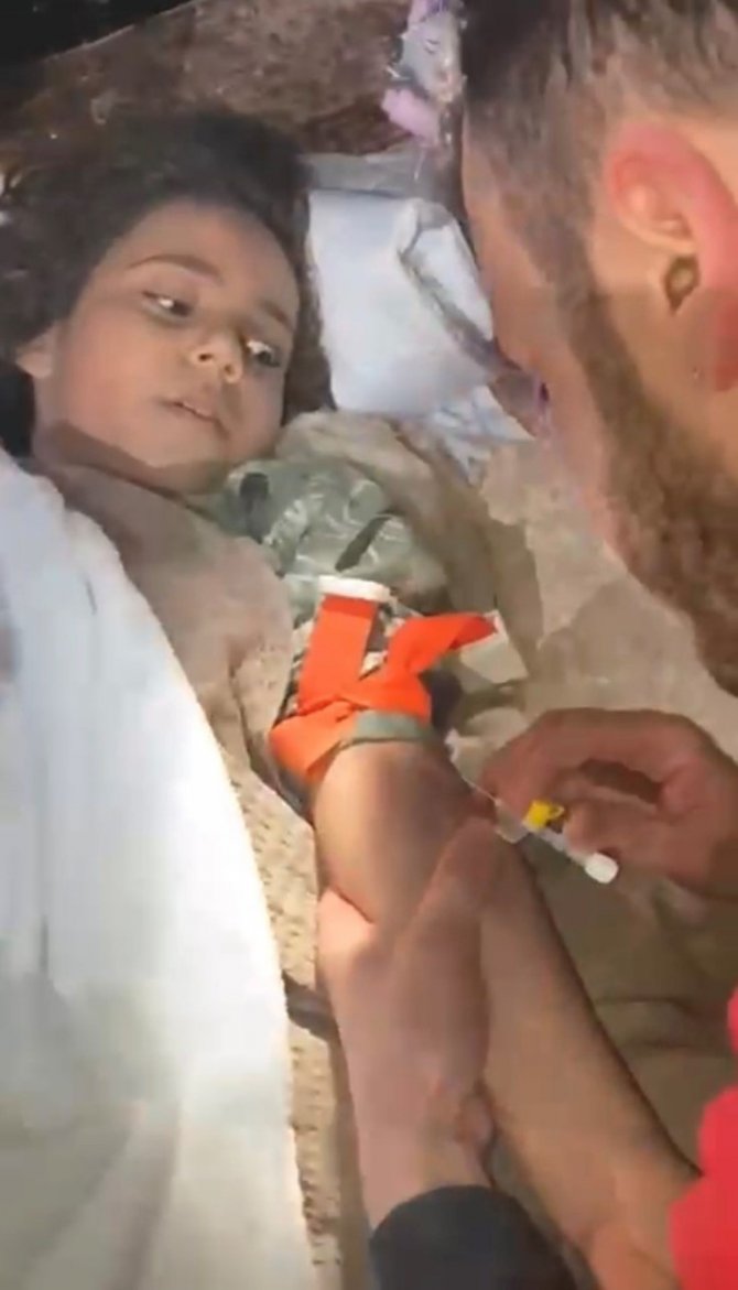 Saatler Sonra Enkazdan Çıkarılan Adamın ‘Allah Razı Olsun’ Diyerek Teşekkür Etmesi Duygulandırdı