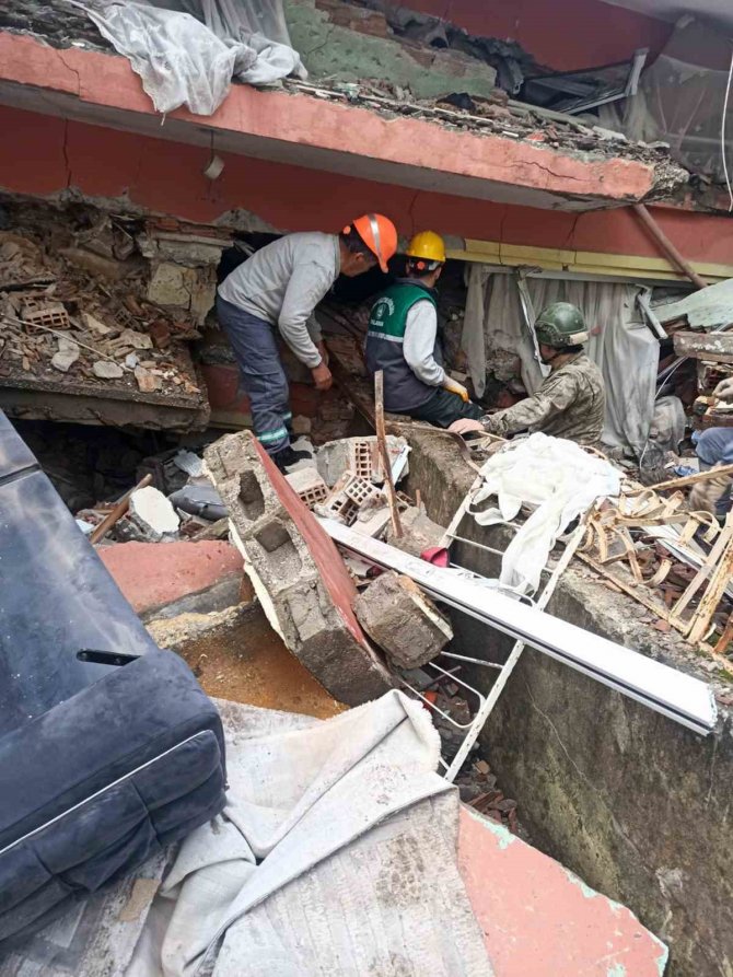 Ateş Savaşçıları Deprem Bölgesinde Hayat Kurtarıyor