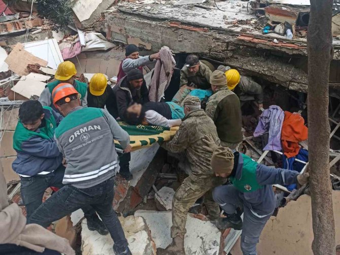Ateş Savaşçıları Deprem Bölgesinde Hayat Kurtarıyor