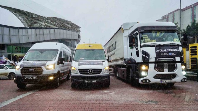 Avcılar Belediyesi Yardım Tırları Ve İş Makineleriyle Afet Bölgesinde