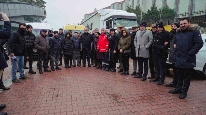 Avcılar Belediyesi Yardım Tırları Ve İş Makineleriyle Afet Bölgesinde
