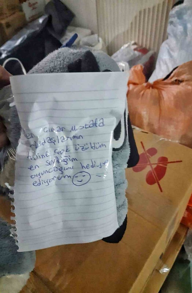 En Sevdiği Oyuncağını Depremzedeler İçin Gönderdi