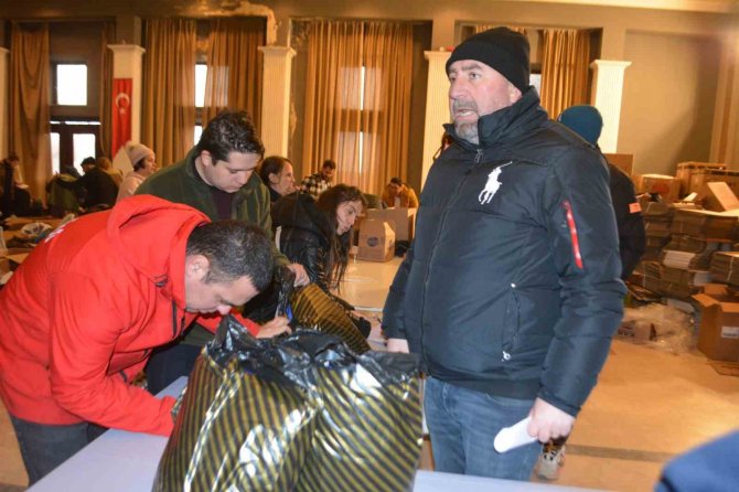 Ayvalık Depremzedeler İçin Seferber Oldu