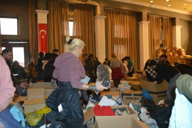 Ayvalık Depremzedeler İçin Seferber Oldu