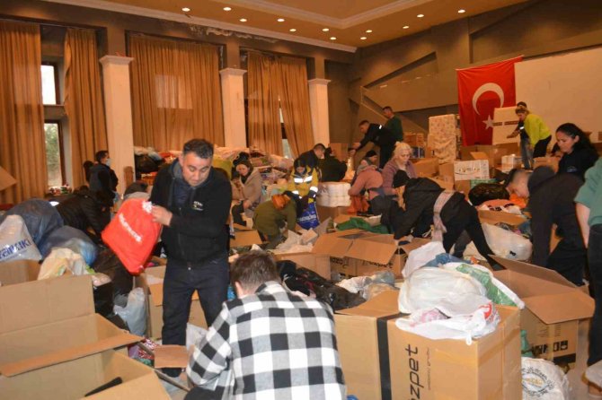 Ayvalık Depremzedeler İçin Seferber Oldu