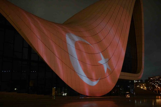 Türkiye’ye Destek Amacıyla Haydar Aliyev Merkezi’ne Türk Bayrağı Silüeti Yansıtıldı