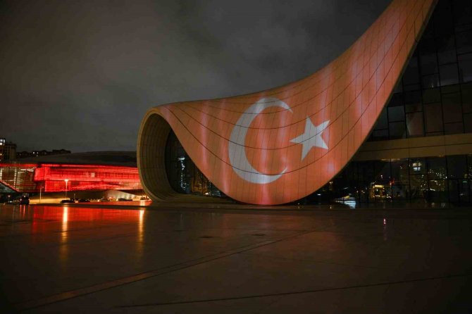Türkiye’ye Destek Amacıyla Haydar Aliyev Merkezi’ne Türk Bayrağı Silüeti Yansıtıldı