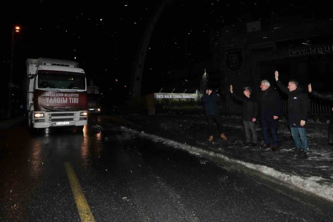 Başakşehir’de Toplanan Yardım Tırları Yola Çıktı