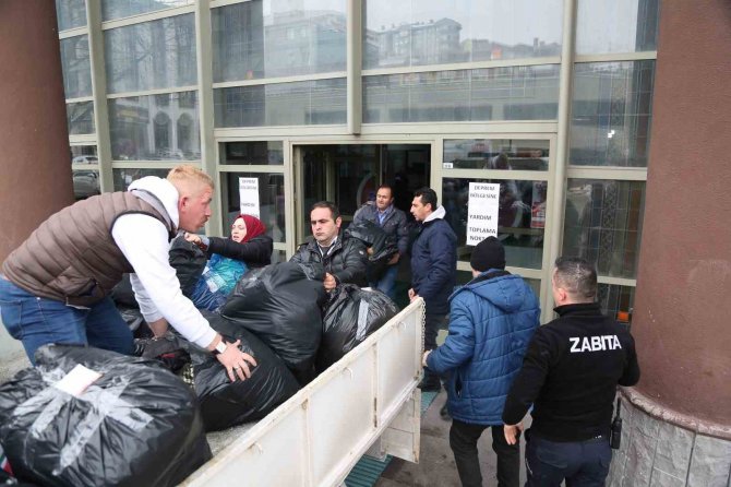 Keçiören’den 2 Tır Ve 3 Kamyon Deprem Bölgesine Yola Çıktı