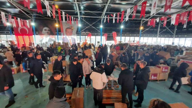 Beyoğlu’nda Deprem İçin 7’den 70’e Yardım Seferberliği