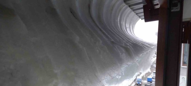 Bitlis’te Kar Kalınlığı 2 Metreye Ulaştı