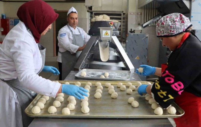 Öğrenciler Depremzedeler İçin Mutfağa Girdi