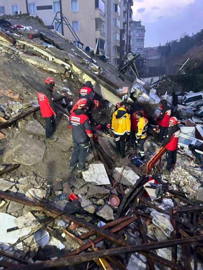 17 Yaşındaki Dilara, 30 Saat Sonra Enkaz Altından Canlı Kurtarıldı
