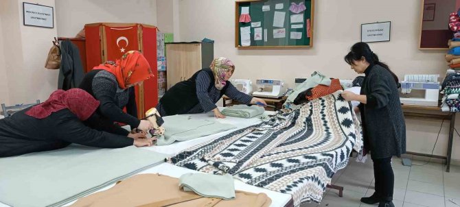 "En İyi Biz Anlarız" Diyen Girişimci Kadınlar Depremzedeler İçin Kolları Sıvadı