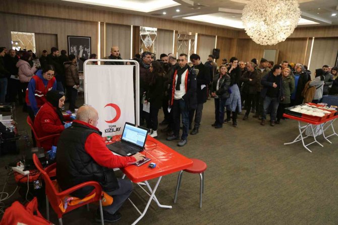 Depremzedelere Kan Bağışı İçin Birbirleriyle Yarıştılar