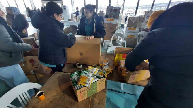 Beyoğlu’nda Deprem İçin 7’den 70’e Yardım Seferberliği