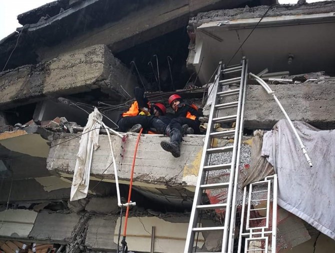 Kayseri İ̇tfaiyesi Enkaz Altından 18 Kişiyi Sağ Olarak Çıkardı
