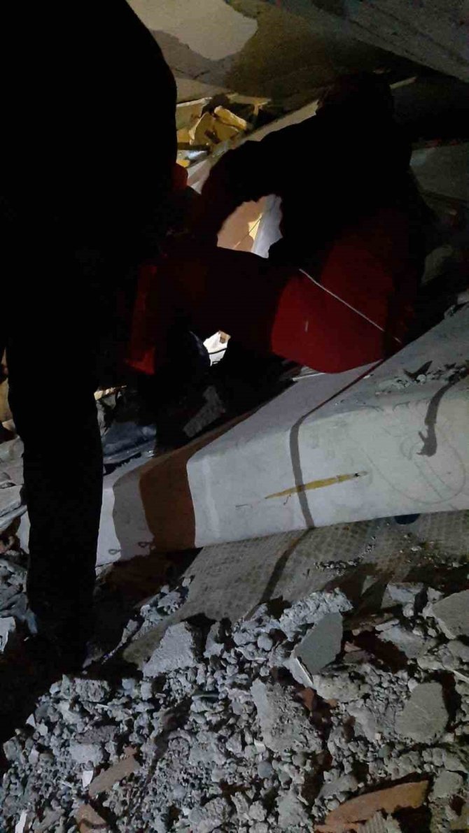 Malatya’da Enkaz Altındaki Yaralı Vatandaş İşte Böyle Kurtarıldı