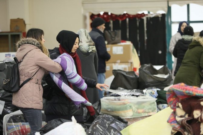 Derince’den Deprem Bölgesine 4 Tır Dolusu Yardım