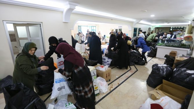 Derince’den Deprem Bölgesine 4 Tır Dolusu Yardım