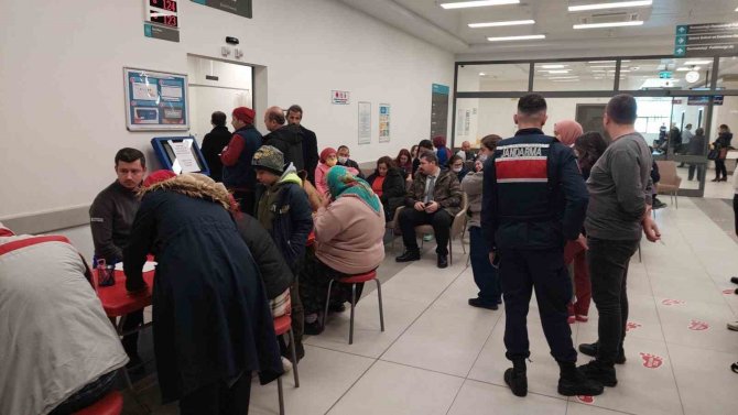 Ülkenin Batısı Deprem Bölgesi İçin Ayakta: Arı Gibi Çalışıyorlar