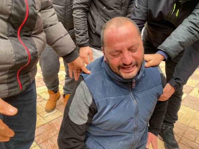 Acılı Anne Enkaz Altındaki 2 Çocuğu İçin Gözyaşları Arasında Yardım İstedi